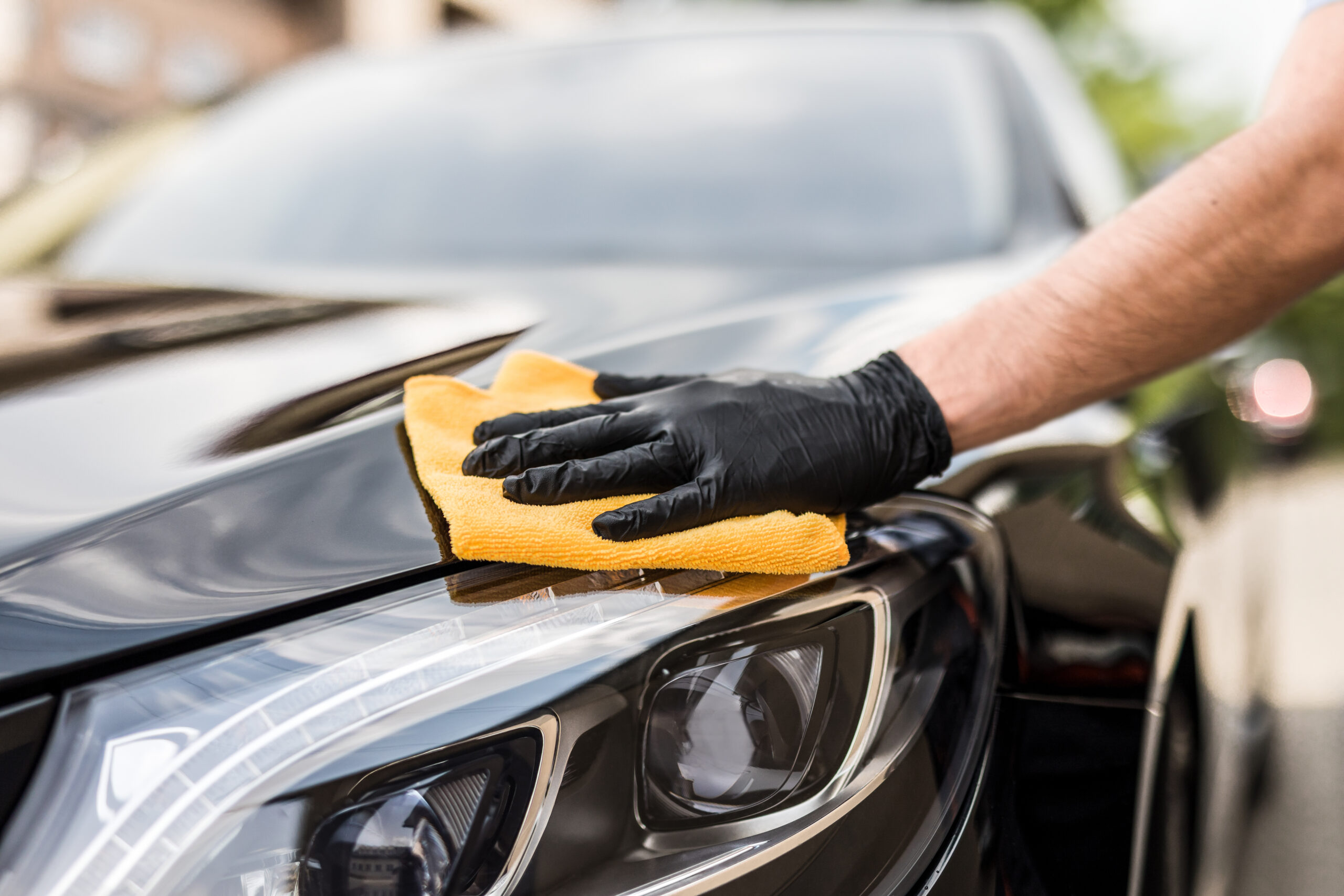 Car,Detailing,-,The,Man,Holds,The,Microfiber,In,Hand